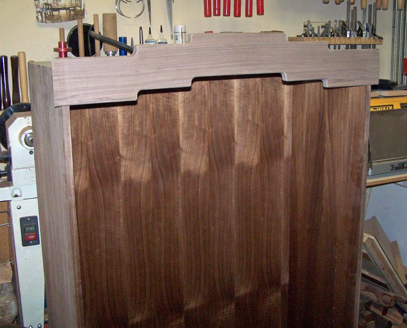 Upper cabinet w/ cloud lift detail